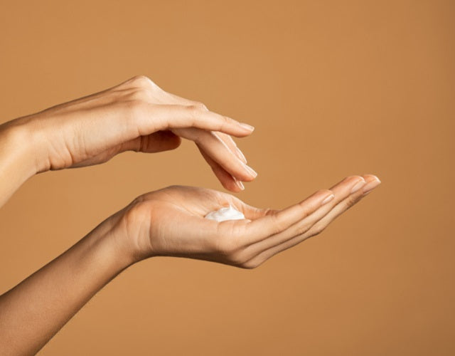 🤲 La Gamme Crème Mains ImpeRya : douceur, protection et soin au quotidien 🤲

Nos mains sont sollicitées en permanence et subissent chaque jour des agressions extérieures : froid, chaleur, lavage répété, produits ménagers ou encore pollution.